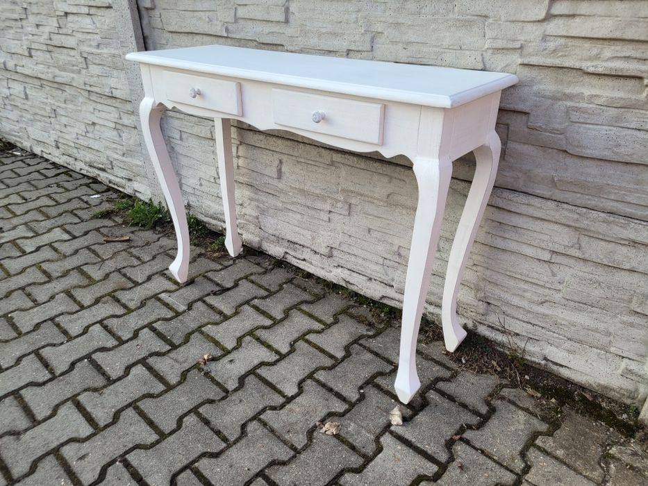 Elegancki  stolik-konsolka.