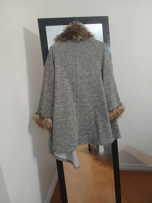 Casaco tipo capa com detalhes em pelúcia