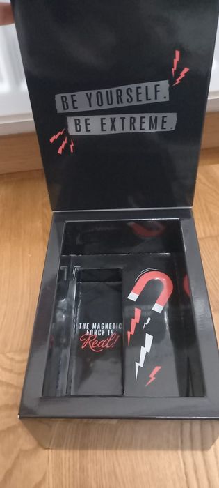 Benefit- pudelko na kosmetyki.