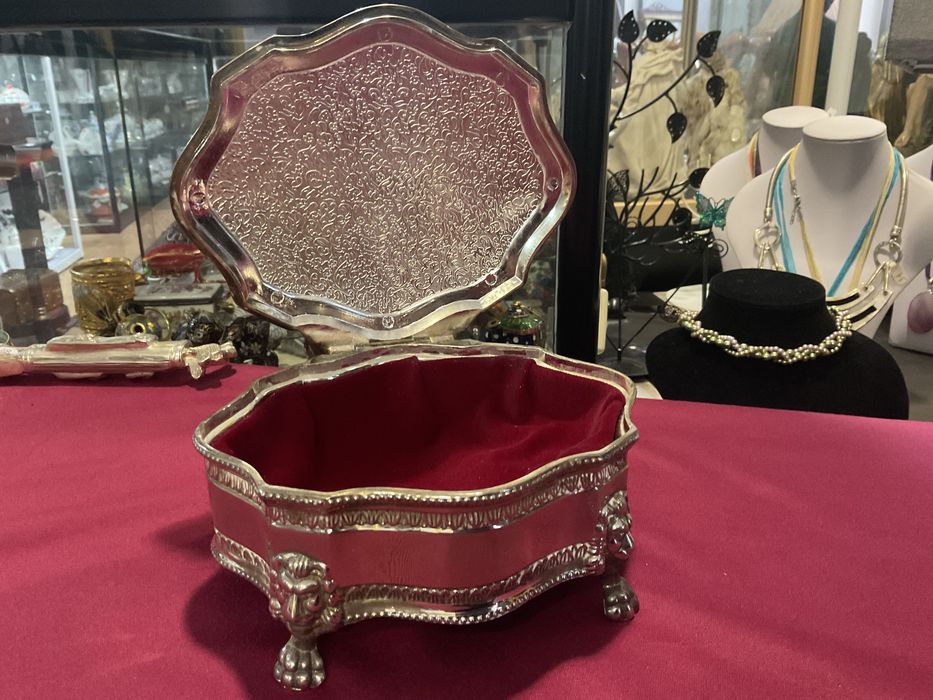 Caixa de joias em metal com pés forrada veludo .16x7,5 cm