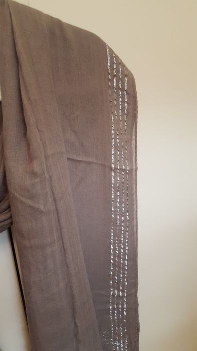 Echarpe castanha com fios prateado brilhante