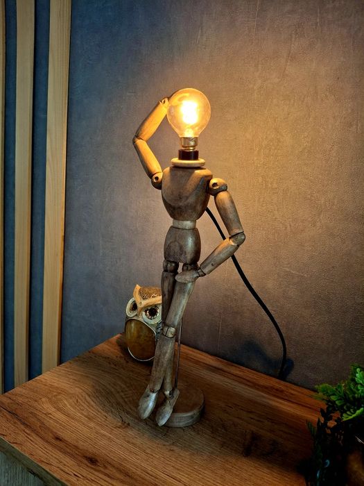 Manequim articulado com luz ambiente.