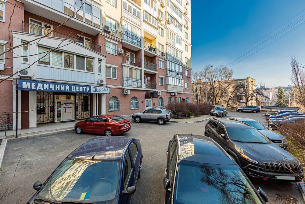 Приміщення під медичну клініку 358 м² — оренда з правом викупу | Поділ