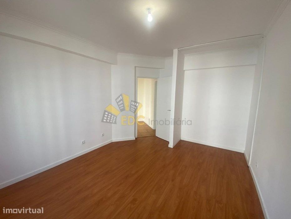 Apartamento T2 Transformado em T3 | A 5 Minutos da Estação | Tapada...