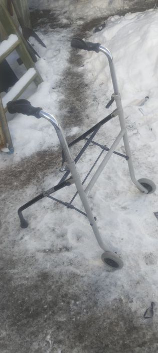 Продам Ходунки в хорошем состоянии.