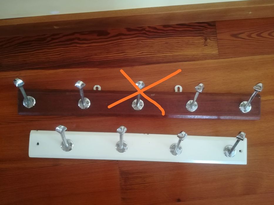 Cabides em madeira maciça. Preços vários 4,00€ a 6,00€