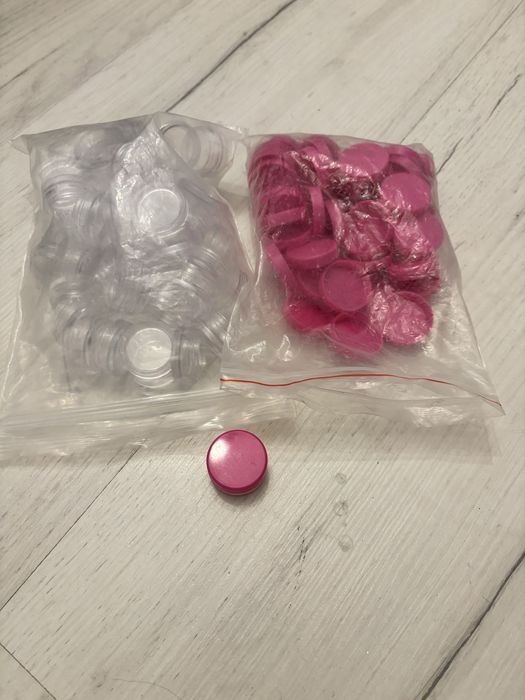 49x sztuk małych zakrecanych z nakrętką pojemniczków pojemników plastikowych  na próbki kosmetyków