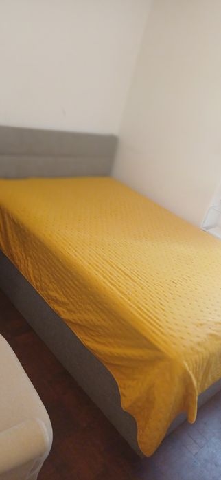Cama com colchão e arrumação