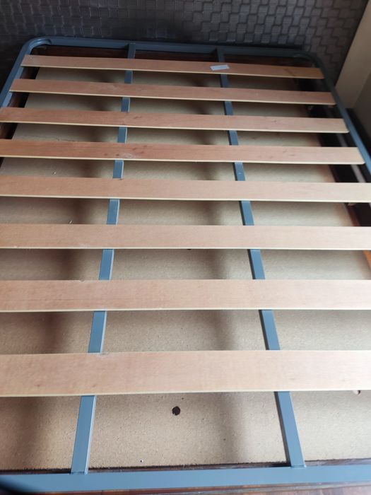 Cama sem estrado com cabeceira