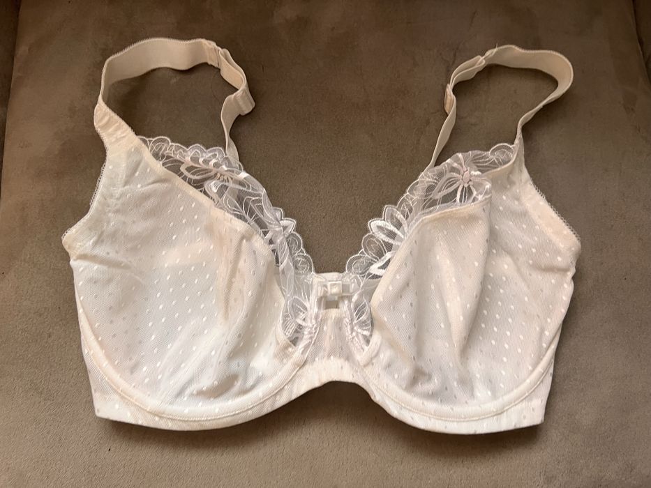 Triumph biały nowy stanik koronka 85g