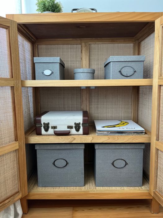 Armário em madeira com portas em rattan – excelente estado