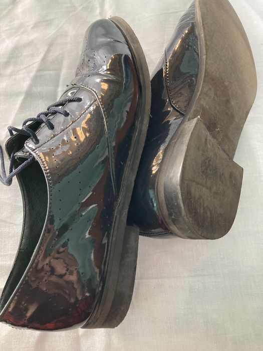 Лакові туфлі.