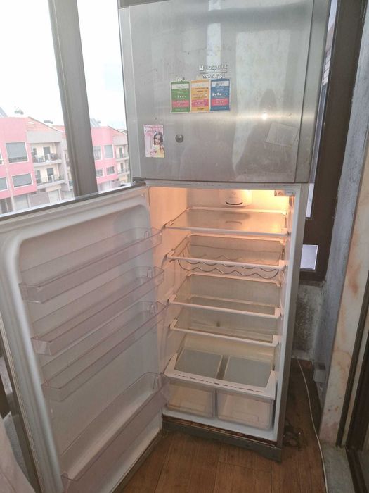 Frigorífico usado em funcionamento