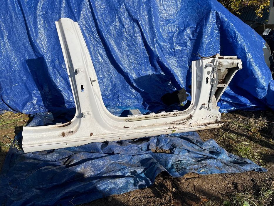 AUDI A4 B9 PRAWY BOK PRÓG SŁUPEK B