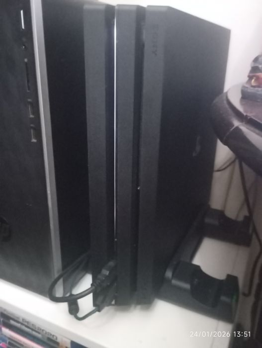 Consola PlayStation 4 Pro 1TB, 2 comandos  e 8 jogos