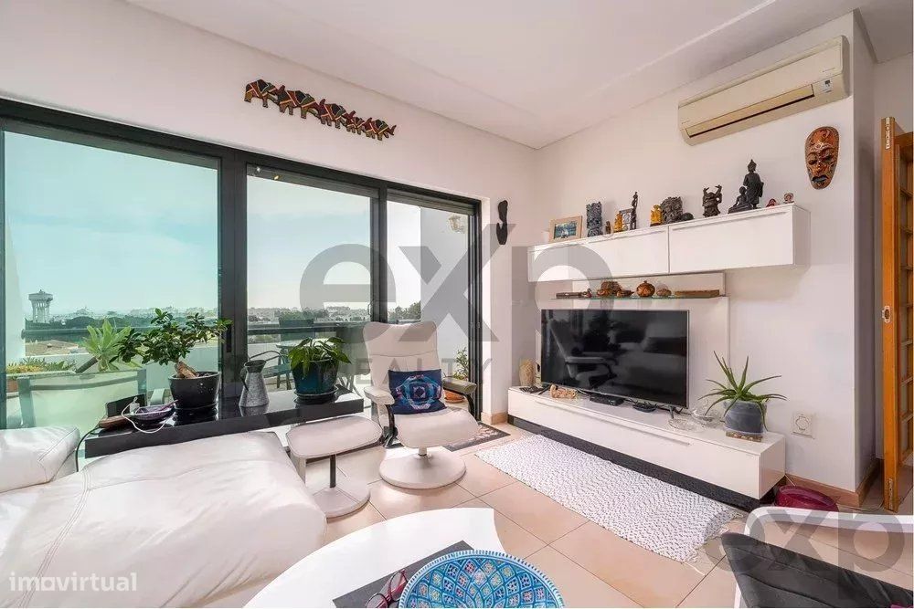 Apartamento T3 com enorme terraço e garagem fechada em Olhão.