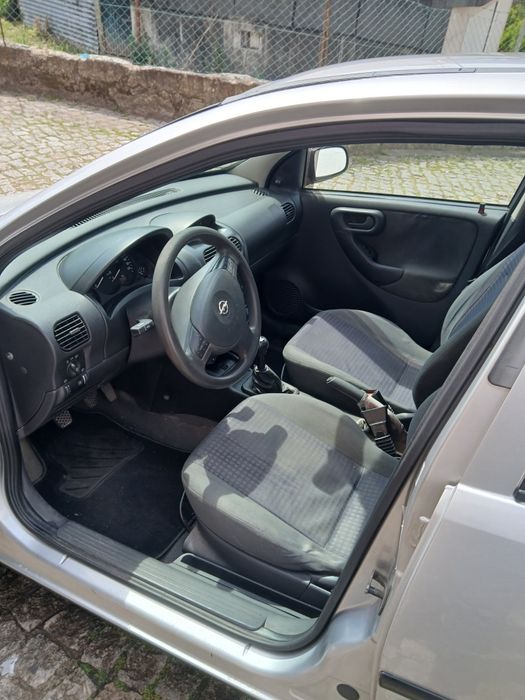 Vendo Opel Corsa 1.7 Dti, do ano 2002. Ótimo estado.