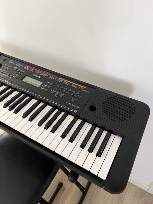 Teclado Yamaha com banco e suporte incluídos