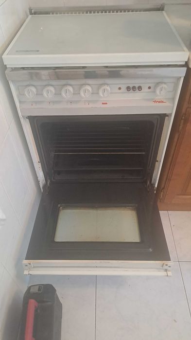 Fogão a gás com um bico eléctrico a funcionar