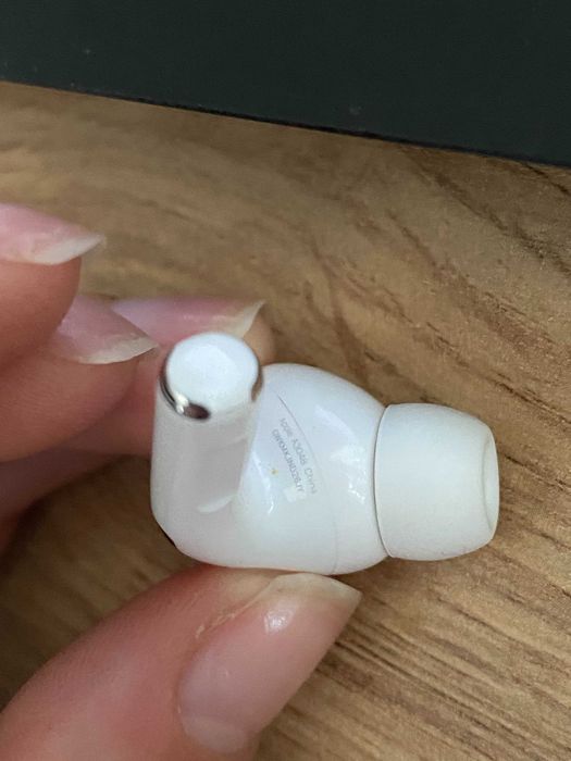 Продаю ЛІВИЙ навушник Apple AirPods (2-го покоління)