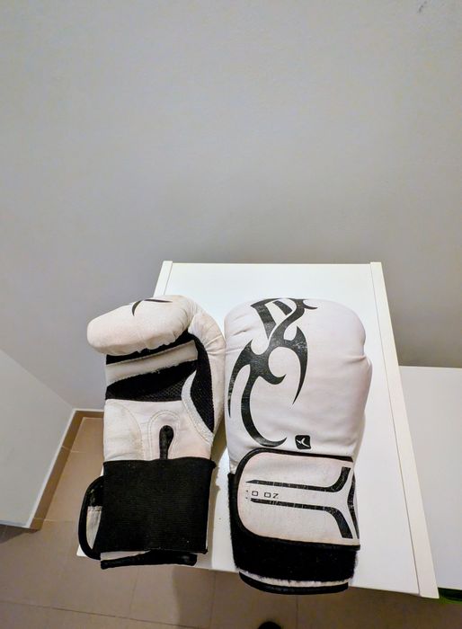 Luvas de boxe brancas