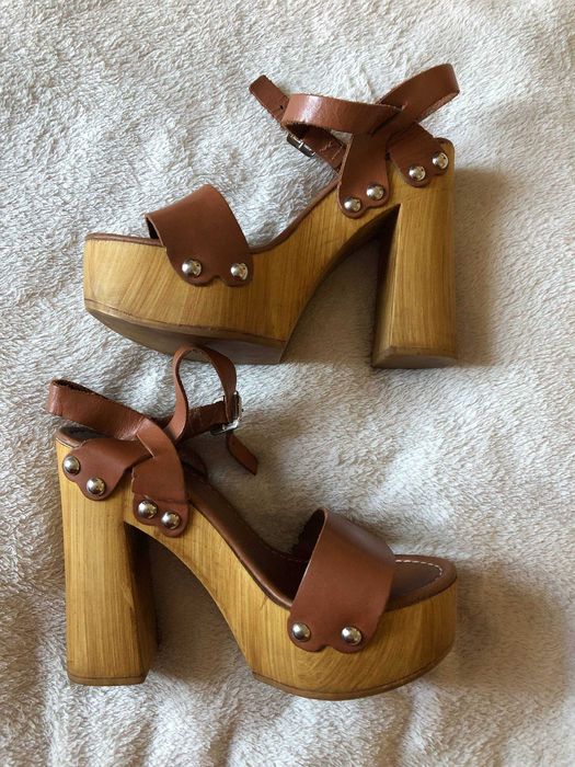 Босоніжки на дерев'яній підошві