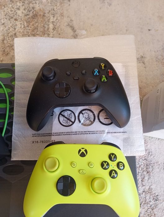 Продам консоль X-Box series X на 1 тб+ джойстик та оригінальні навушни