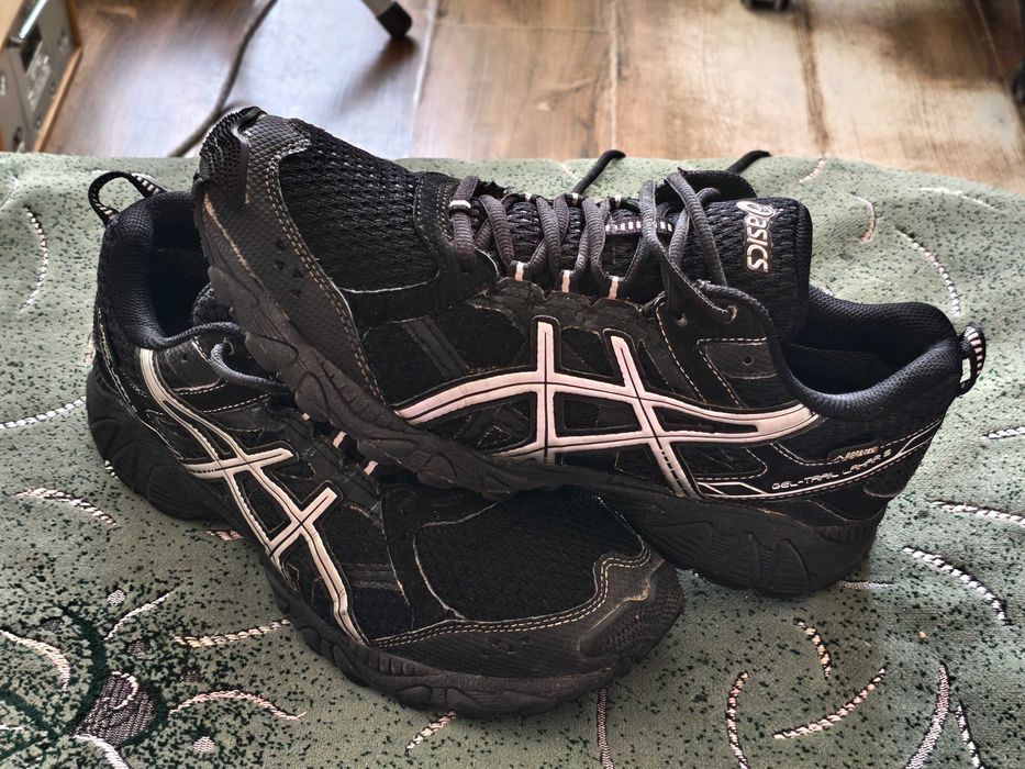 Кроссовки Asics Gel Gore- tex  (оригинал) фирменные размер-42 стелька- 26,5 см.