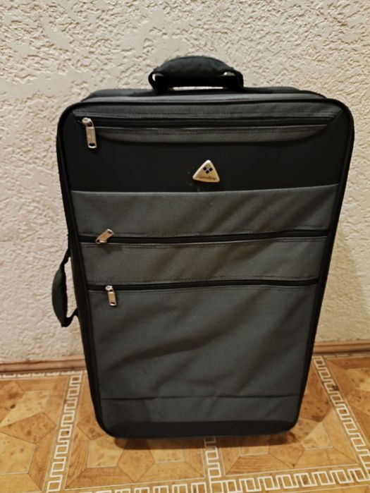 Чемодан великий в гарному стані