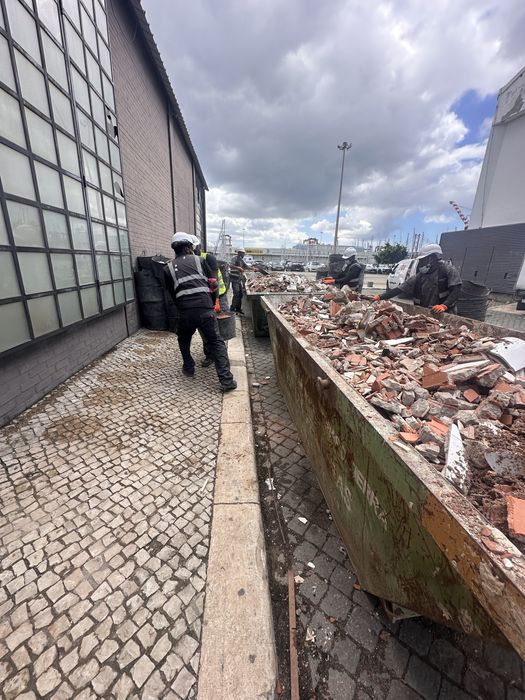 DEMOLIÇÕES E SERVIÇOS