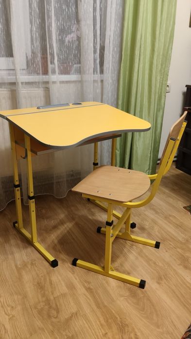 Продаю дитячу парту зі стільцем  трансформер