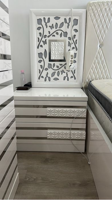 Quarto Completo – Cama King 180x200 + Colchão + Mesas de Cabeceira