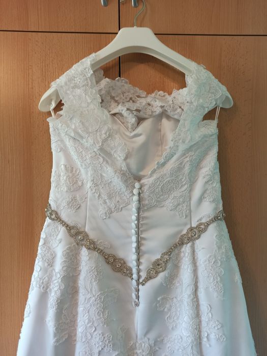 Suknia ślubna biała koronka podkreślająca talię