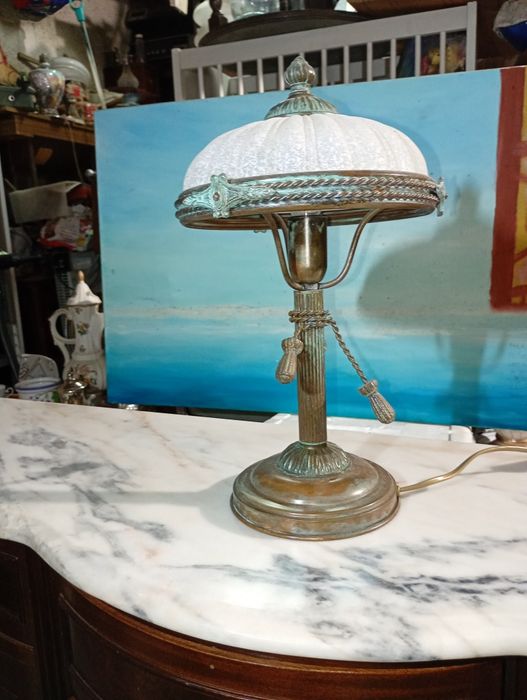 Candeeiro de mesa vintage/antigo em bronze e vidro fosco trabalhado