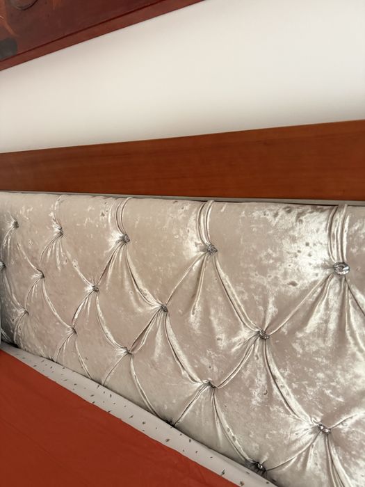Cama + duas mesas de cabeceira + colchão