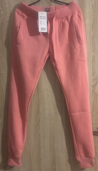 Nowe z metka spodnie dresowe