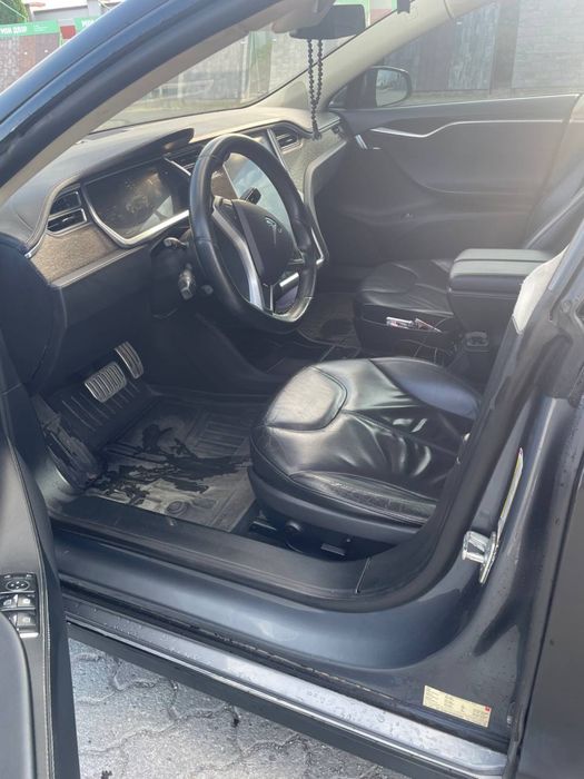 Tesla Model S 2013 рік