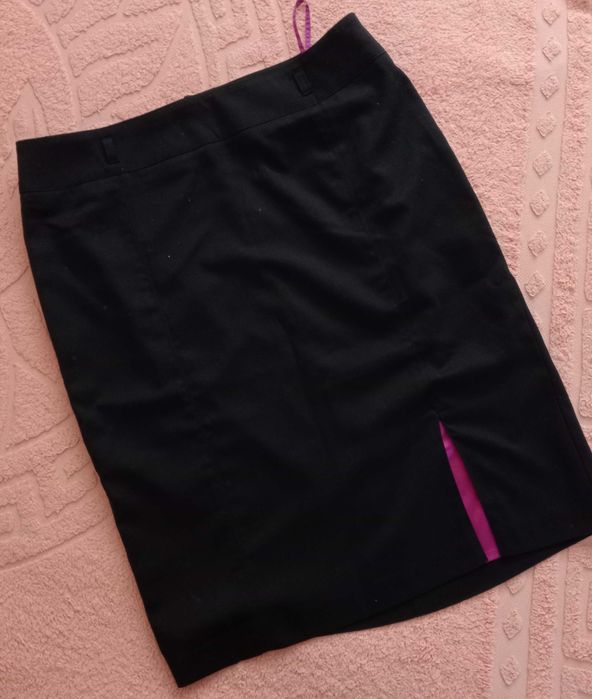 Чорна спідниця-міді