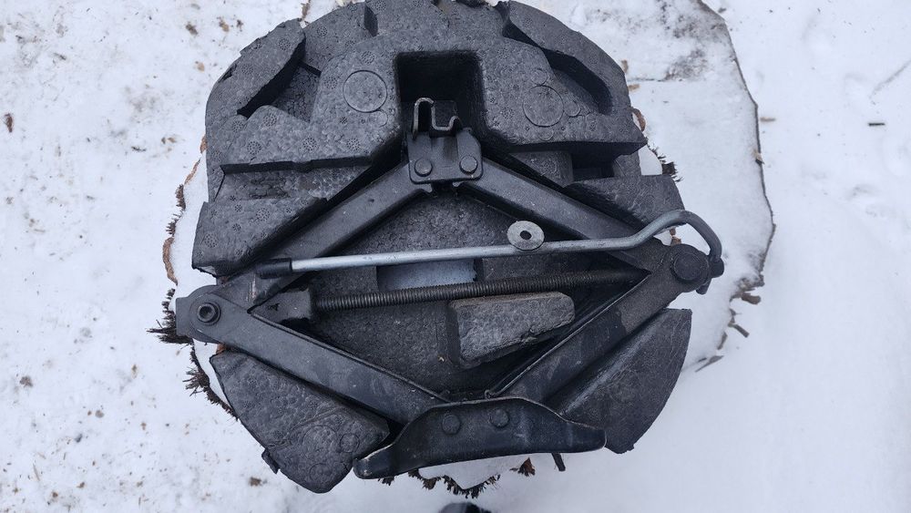 Домкрат автомобильный