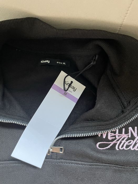 Bluza z zamkiem half ZIP z haftowanym napisem wellness atelier