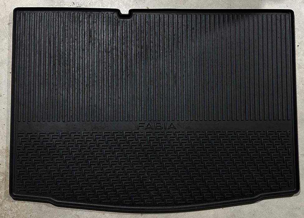 Oryginalna gumowa mata bagażnika Skoda Fabia III hackback