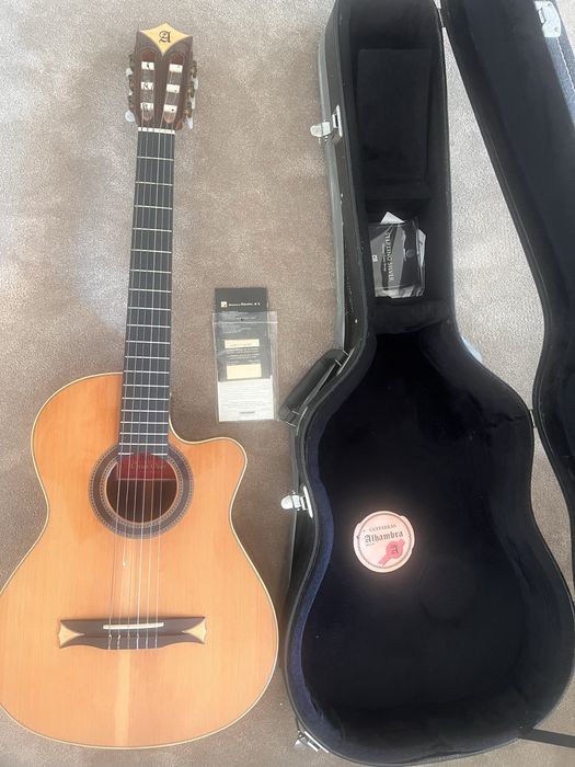 Alhambra Crossover CS-3 CW E2 com sistema de captação Fishman Prefix Pro Blend.
