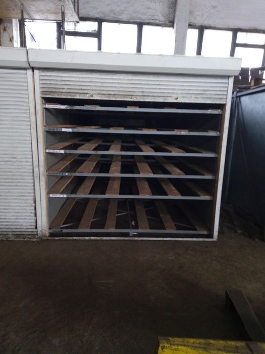 Контейнер металевий з ролетою Складський бокс з полицями