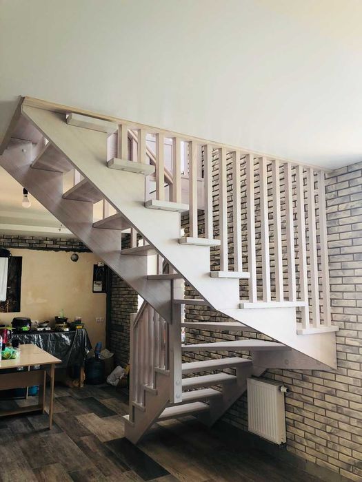 Дерев'яні сходи на другий поверх від ВИРОБНИКА з гарантією до 3 років