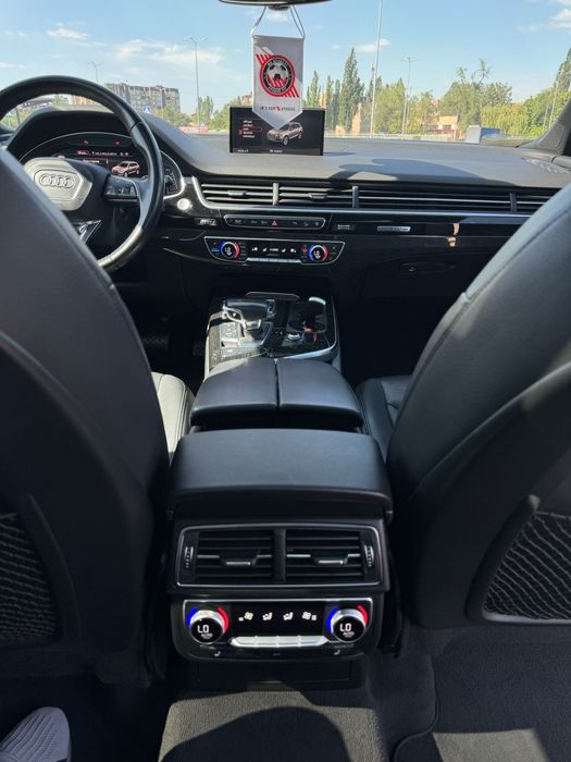 Audi Q7 3.0TFSI QUATTRO 2017 год
