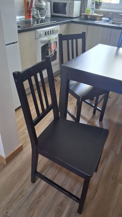 Mesa BJURSTA extensível e cadeiras