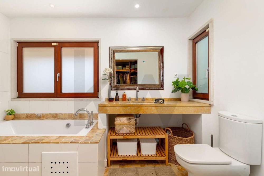Moradia T4+1 com piscina, jardim amplo e garagem | Barcarena