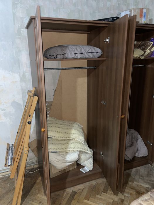 Шафи, сервант, стінка