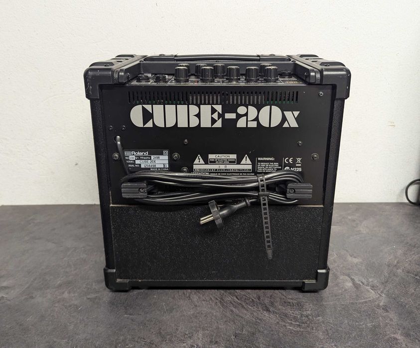 Гітарний комбопідсилювач Roland Cube 20X.