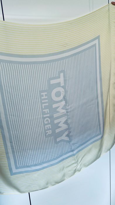Tommy Hilfiger TH kwadratowy szal apaszka chusta z logo  90 x 90 pastelowe kolory
